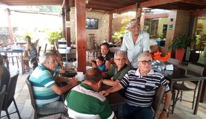 Jornalistas aposentados se reúnem em café da manhã