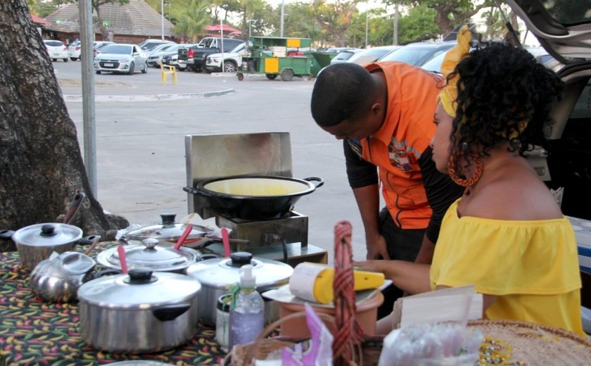 Ação educativa orienta ambulantes da Pajuçara e Ponta Verde sobre uso de kits de gás