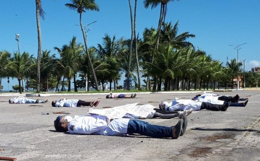 Profissionais de saúde de Alagoas realizam ato simbólico em Maceió