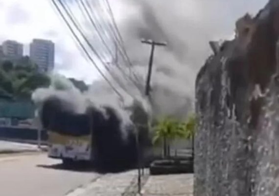 Ônibus do transporte urbano pega fogo no Poço