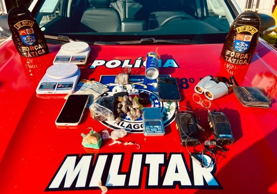 Dupla é presa com drogas após abordagem da PM na Chã do Pilar