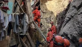 Bombeiros resgatam 17 pessoas de casarão que desabou no Rio