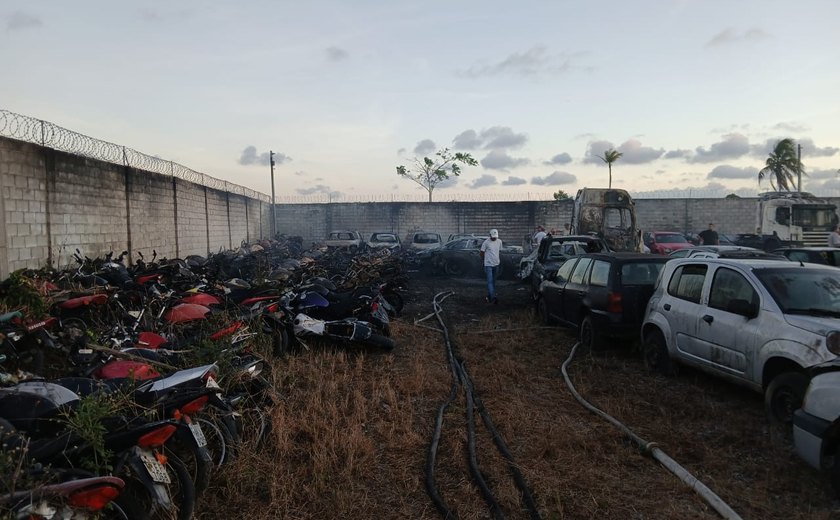Incêndio de grandes proporções atinge pátio de veículos em Rio Largo