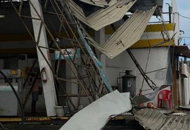 Estrutura de posto de combustíveis desaba no Trapiche da Barra