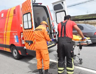 Corpo de Bombeiros socorre homem ferido após colisão entre carro e motocicleta