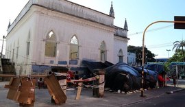 Manifestantes ocupam prédio histórico na capital
