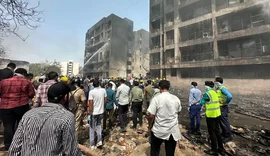 Avião com 242 pessoas cai na Índia e deixa ao menos 200 mortos