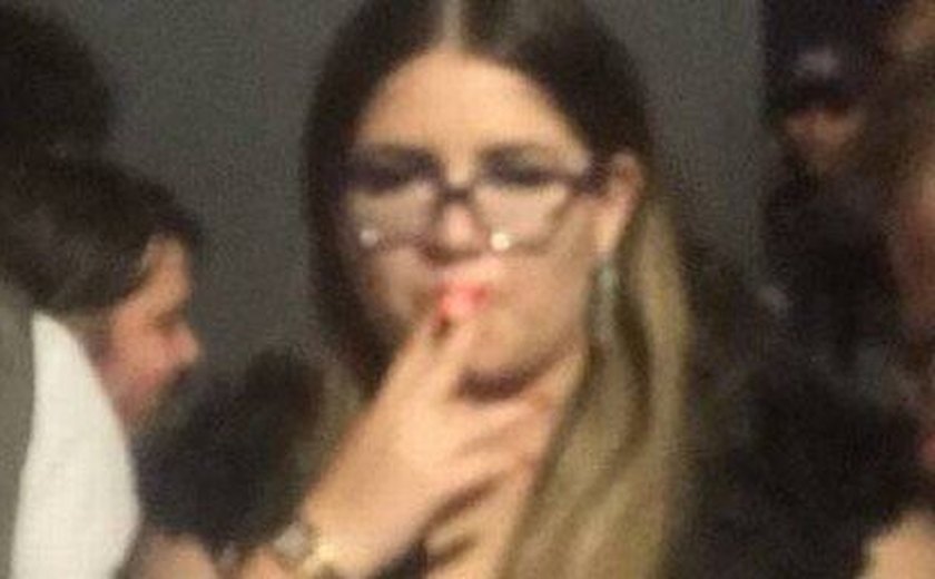 Marília Mendonça fuma um maço inteiro de cigarro em quatro horas de festa