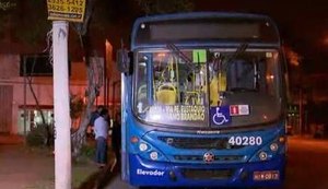 Adolescente tenta 'surfar' em ônibus, cai e morre