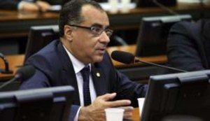 Deputado que cumpre pena no regime semiaberto volta à Câmara