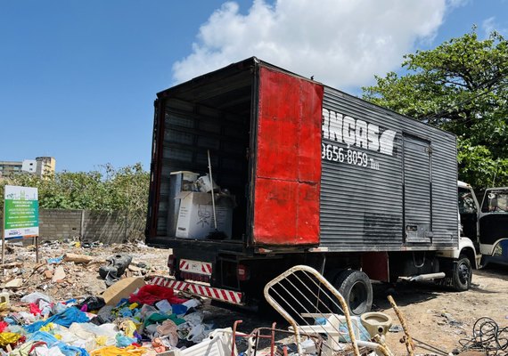 Fiscalização de descarte irregular no Prado apreende caminhões