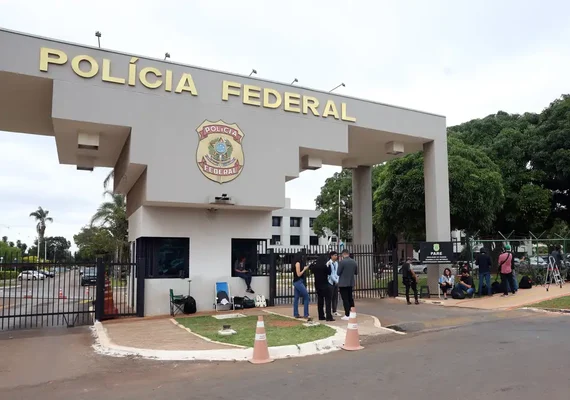 'Sala de Estado' da PF onde Bolsonaro deve ficar detido tem cama, TV, banheiro e frigobar