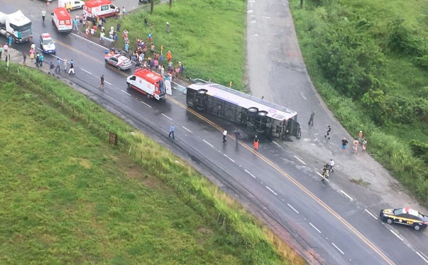 Ônibus tomba em São Miguel dos Campos e deixa vários feridos
