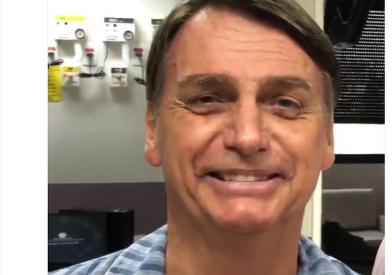 Jair Bolsonaro ingere alimentos pastosos