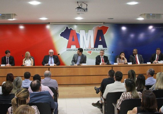 AMA reúne CNM e senador Renan Calheiros para discutir pautas municipalistas