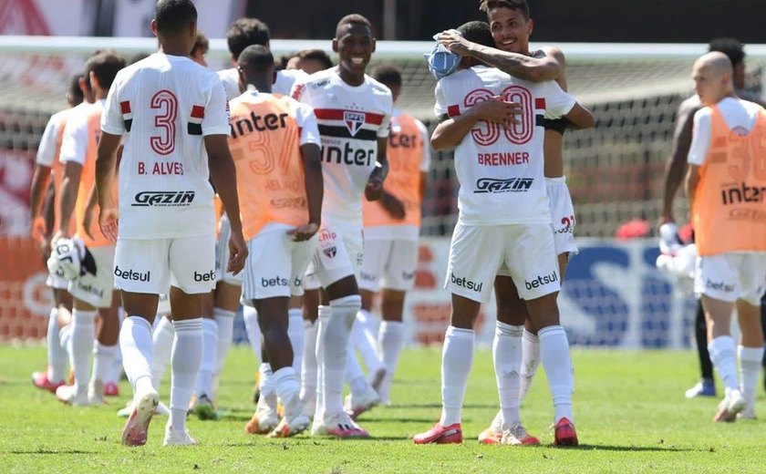 São Paulo bate o Corinthians com gol nos acréscimos e assume vice-liderança da Série A