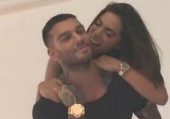 Anitta e Lucas Lucco trocam chamegos em ensaio e atiçam imaginação dos fãs