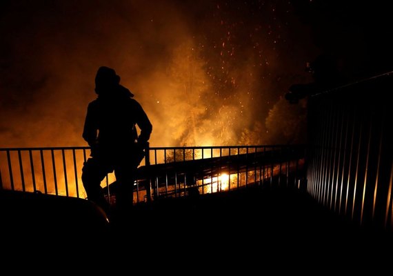 Na Califórnia, incêndio florestal deixa bombeiros mortos e provoca fuga de moradores