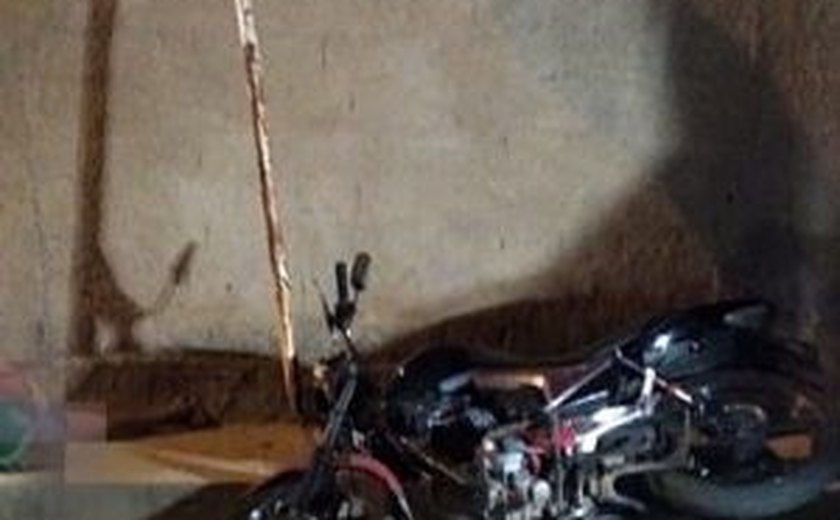 Motociclista morre após colidir com caminhão