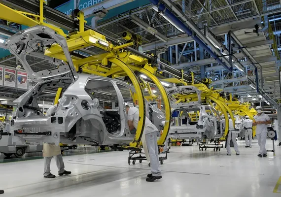 Produção industrial recua 0,2% em julho e acumula efeitos do juro alto