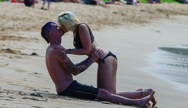 Filha de Michael Jackson posta foto beijando namorado em praia