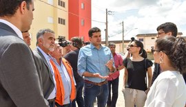 Prefeito de Maceió visita residencial em Rio Novo para moradores do Mutange