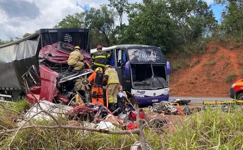 Colisão entre carreta carregada de cerveja e ônibus com alagoanos  deixa mais de 50 feridos