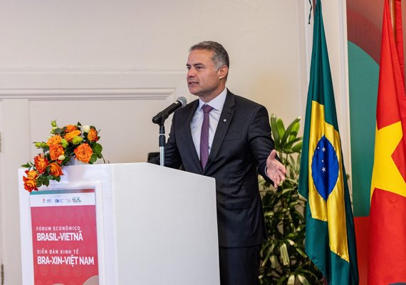 No Vietnã, Renan Filho diz que investir em rodovias e ferrovias no Brasil é fundamental para a segurança alimentar global
