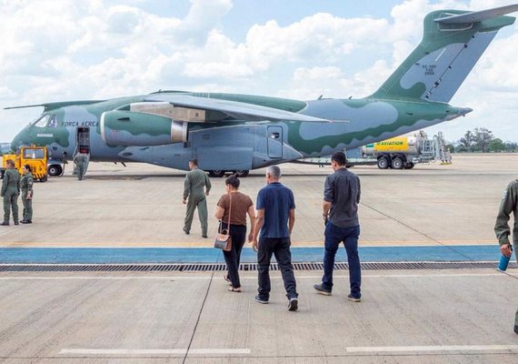 Terceiro avião trazendo brasileiros de Israel chega ao Brasil