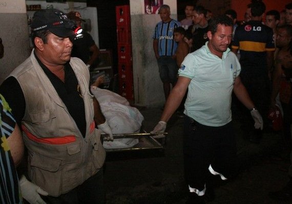 Jovem e adolescentes são mortos por disparos de arma de fogo no Jacintinho