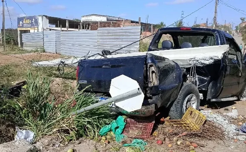 Dois homens ficam feridos após veículo colidir em poste