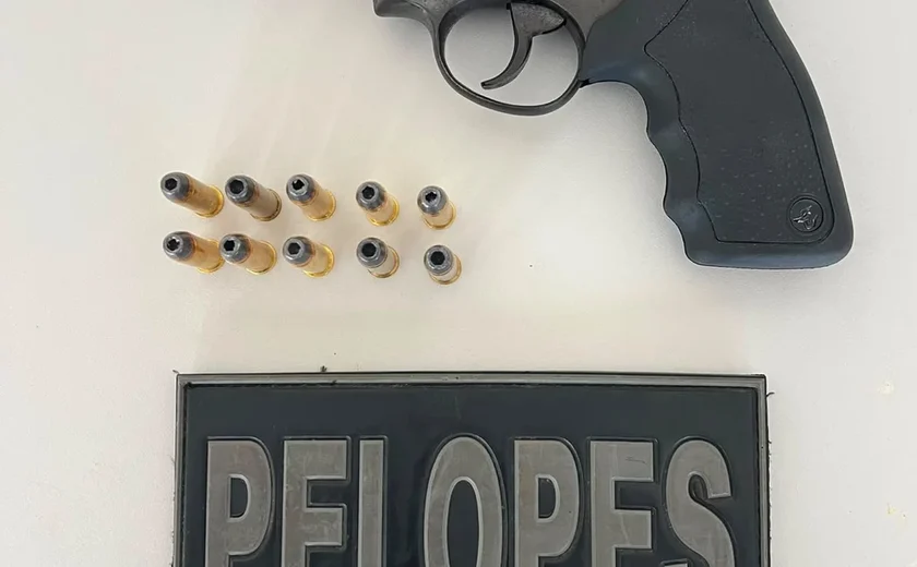 Caminhoneiro é preso após polícia encontrar revólver e munições dentro de residência em Arapiraca