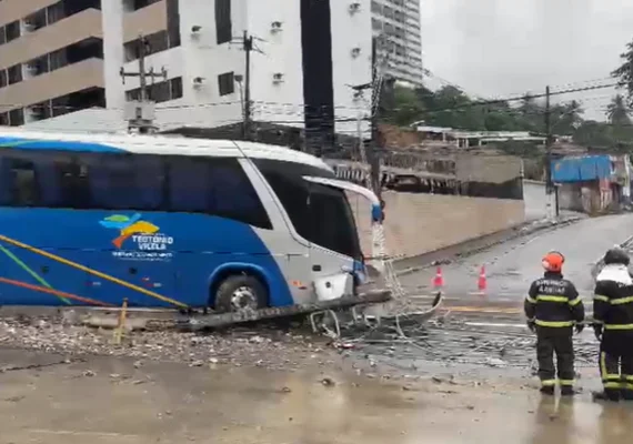 Ônibus da Prefeitura de Teotônio Vilela bate em poste na Leste-Oeste e fiação cai em cima do veículo