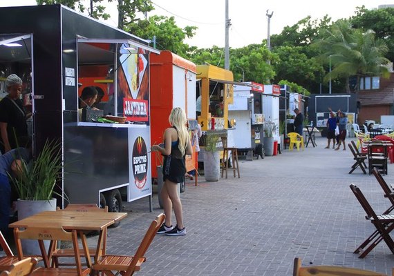 MPF quer definição sobre saída dos foods trucks da Pajuçara