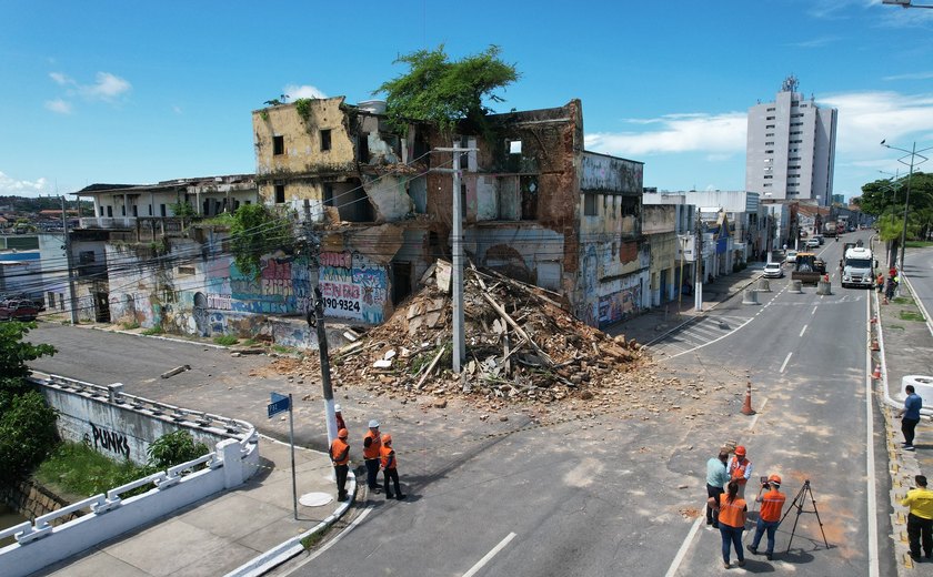 Demolição do Hotel Atlântico após desabamento continua nesta terça-feira (23)