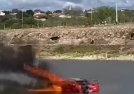 Veículo fica completamente destruído após incêndio em Piranhas