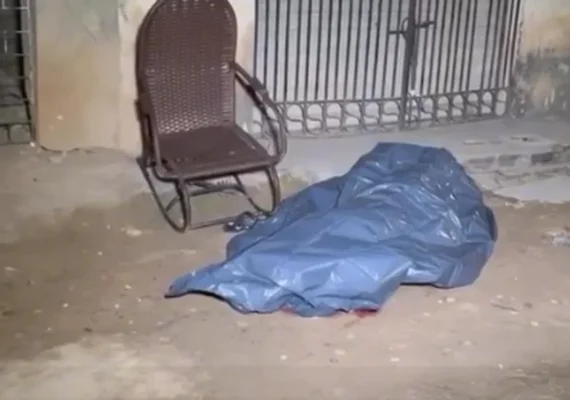 Jovem de 19 anos é morto na porta de casa com 10 tiros