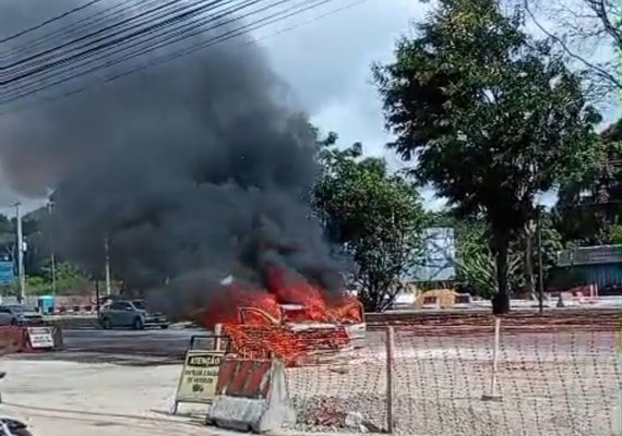 Carro pega fogo na Durval de Góes Monteiro e mobiliza trabalhadores em Maceió