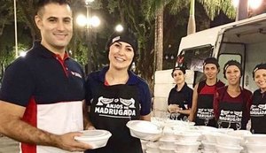 Andressa Urach distribui marmitas para moradores de rua de São Paulo