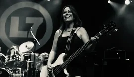 Baixista da banda L7 morre aos 59 anos, dias após revelar câncer