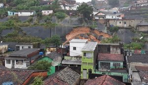 Chuva causa mortes, deslizamento de barreiras e alagamentos no Grande Recife