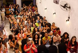 Encontro reúne debate, música e memória em evento voltado a mulheres que amam mulheres no Theatro Homerinho