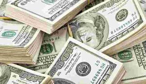 Dólar opera com leve oscilações e bate R$ 3,34, de olho nas reformas políticas