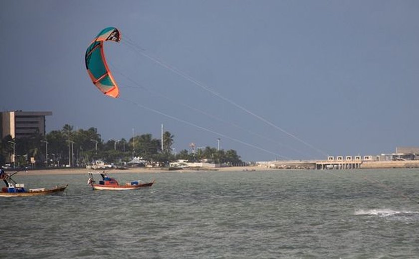 Marinha alerta sobre ventos que deixarão mar com ondas de 3 a 3,5 metros em Alagoas