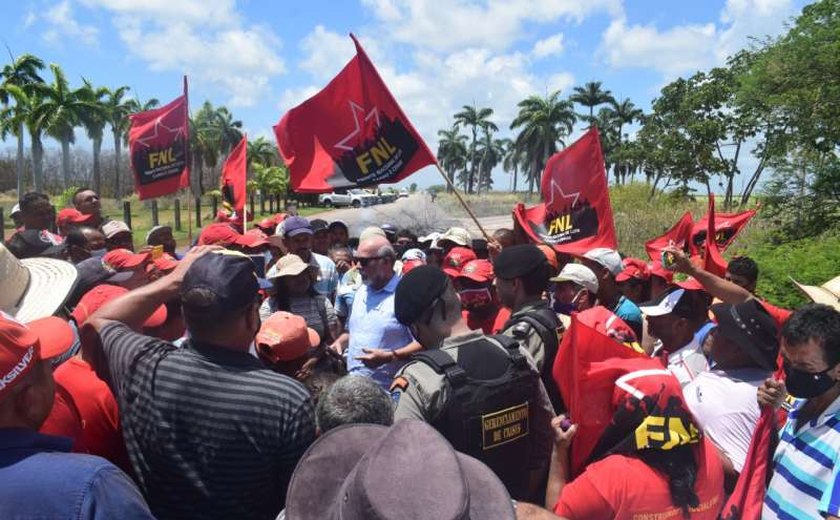 Iteral dialoga com agricultores e auxilia no desbloqueio da rodovia AL-101 Sul