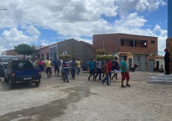 Festa do padroeiro do povoado de Limoeiro atrai milhares de pessoas em Pão de Açúcar