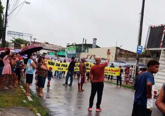 Moradores do Conjunto Eustáquio Gomes fecham via do bairro em protesto