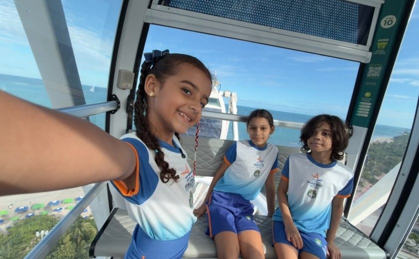Estudantes de escola municipal participam de dia de lazer na roda-gigante