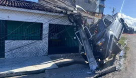 Motorista cochila ao volante e caminhonete atinge poste em Marechal Deodoro