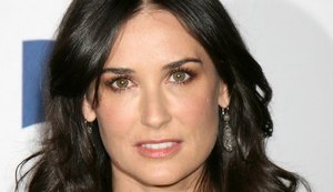 Demi Moore exagera no decote e mostra demais em evento